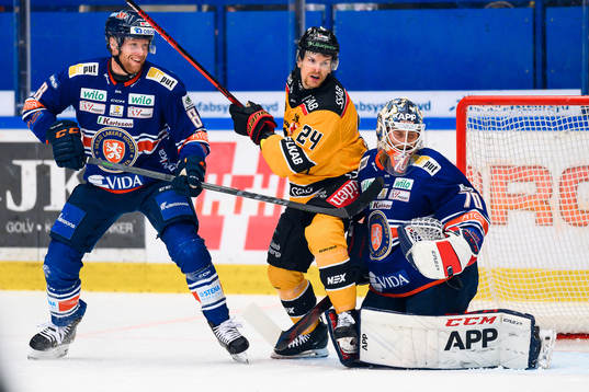 Luleås Brendan Shinnimin mellan Växjös Ludvig Claesson