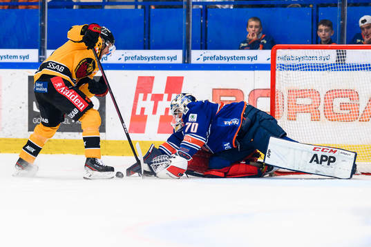 Luleås Linus Omark lägger ett straffslag på Växjös