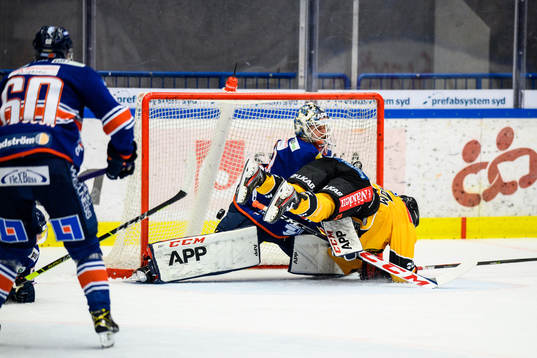 Växjös målvakt Adam Åhman släpper in 2-3 av Luleås