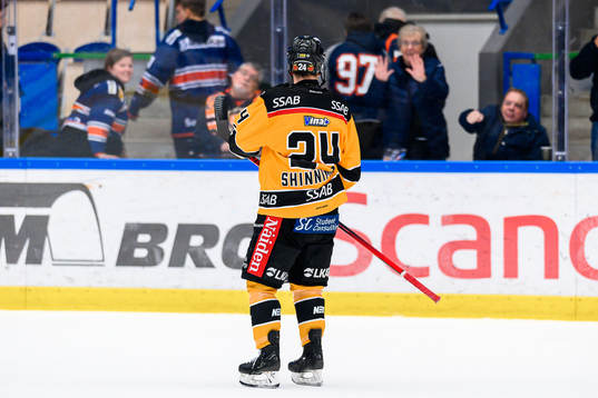Luleås Brendan Shinnimin tackar Växjös supportrar