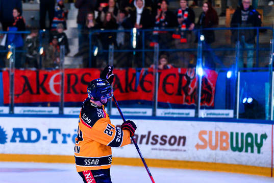 Luleås Brendan Shinnimin tackar Växjös supportrar