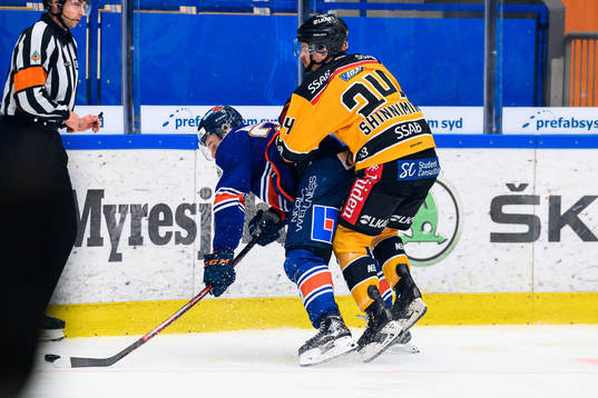 Växjös Olle Lycksell tacklas av Luleås Brendan Shinnimin