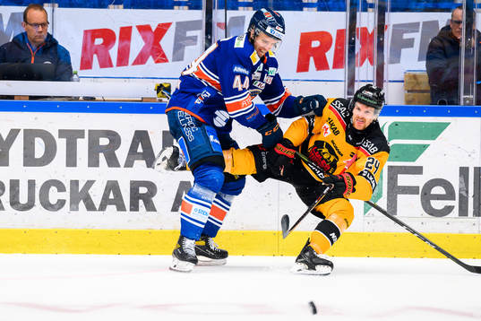 Växjös Peter Andersson tacklar Luleås Brendan Shinnimin