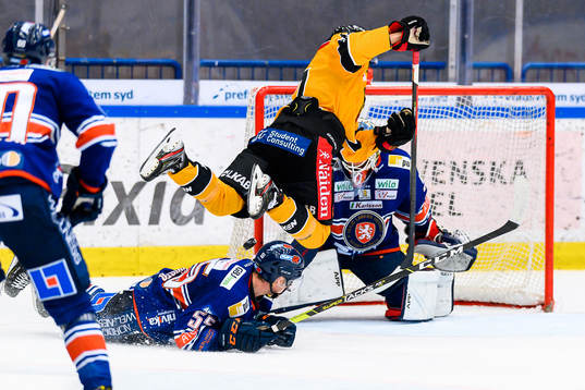 Växjös Miika Koivisto fäller Luleås Isac Brännström