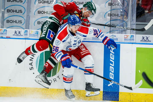 Frölundas Nicklas Lasu tacklas av Oskarshamns Robin Norell