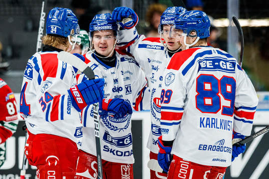 Oskarshamns Lukas Pilö jublar med lagkamrater