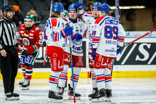 Oskarshamns Lukas Pilö jublar med lagkamrater