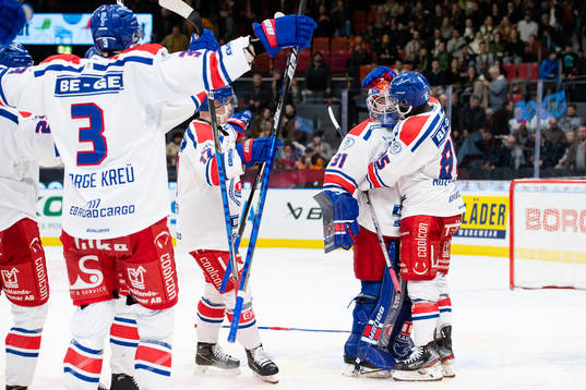 Oskarshamns målvakt Tim Juel jublar med lagkamrater