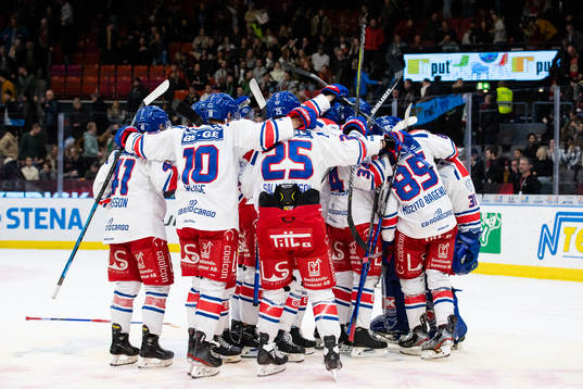 Oskarshamns målvakt Tim Juel jublar med lagkamrater