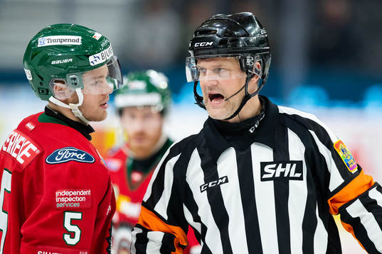 Frölundas Filip Johansson och domare Mikael Nord