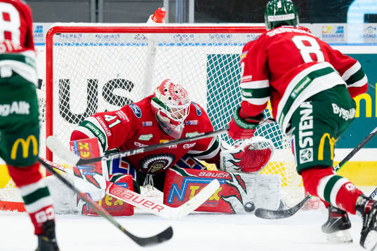 Frölundas målvakt Niklas Rubin med en räddning
