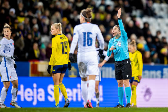 referee Angelika Soeder