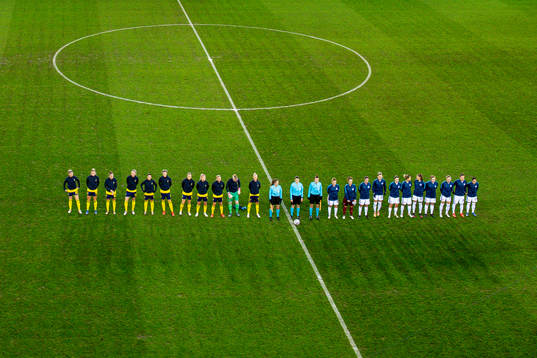 Players of Sweden and Slovakia