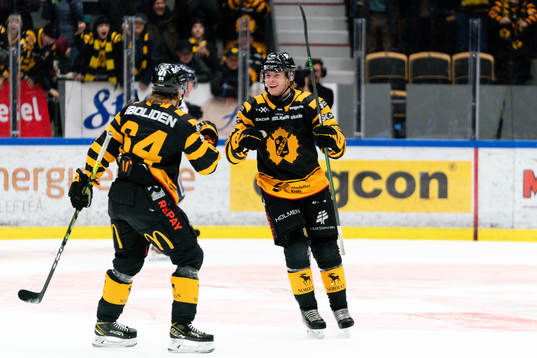 Skellefteås Rickard Hugg och Jonathan Pudas jublar