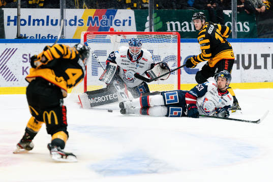 Linköpings målvakt Marcus Högberg och Eddie Larsson