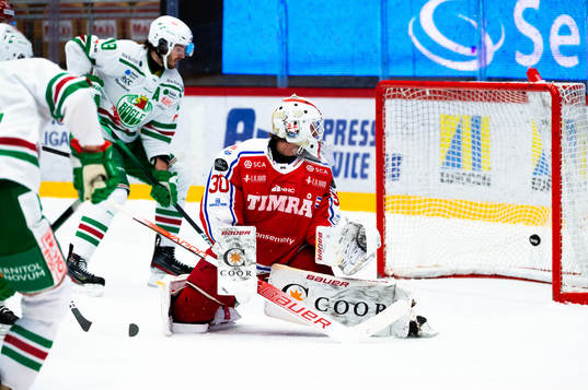 Timrås målvakt Jacob Johansson släpper in 1-1 av Rögles