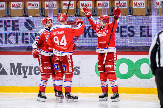 Timrås Sebastian Hartmann jublar med lagkamrater