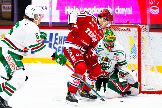 Timrås Robin Alvarez och Rögles målvakt Christoffer