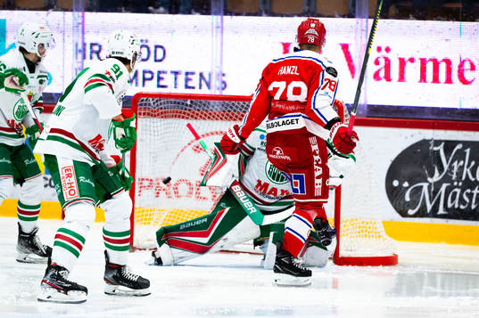 Timrås Robin Hanzl täcker och Sebastian Hartmann (ej i