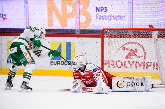 Rögles Leon Bristedt och Timrås målvakt Jacob Johansson