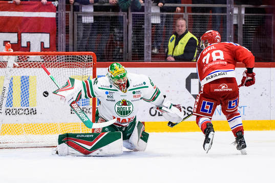 Timrås Robin Hanzl gör mål på Rögles målvakt