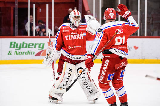 Timrås målvakt Jacob Johansson jublar