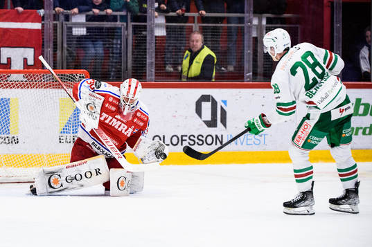 Timrås målvakt Jacob Johansson rädar en straff av