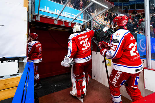 Timrås målvakt Jacob Johansson tackas av publiken