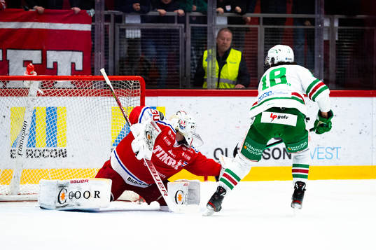 Timrås målvakt Jacob Johansson räddar straff från