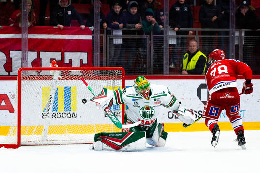 Timrås Robin Hanzl sätter sin straff bakom Rögles