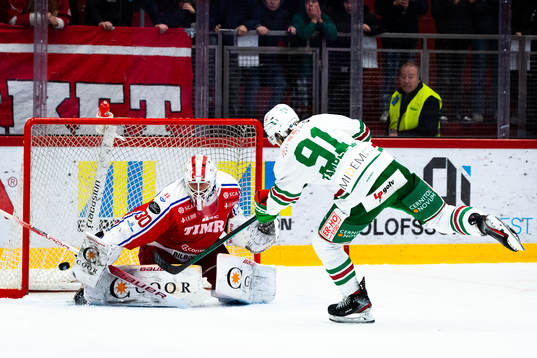Timrås målvakt Jacob Johansson räddar straff från