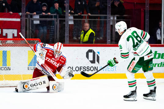 Timrås målvakt Jacob Johansson räddar Rögles Anton