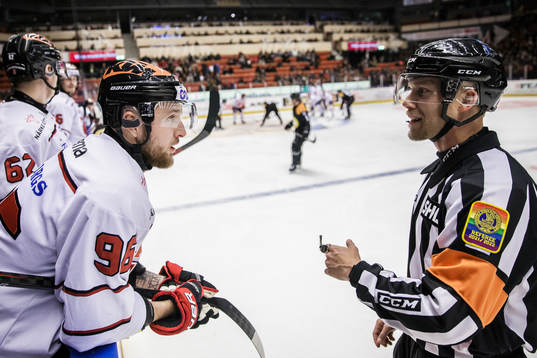 Örebros Robin Kovacs och Domare Andreas Harnebring