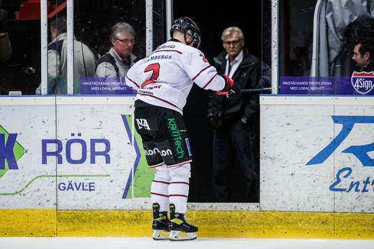 Örebros Rasmus Rissanen lämnar isen skadad