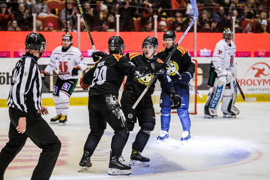 Brynäs Dmytro Timashov jublar med Oula Palve