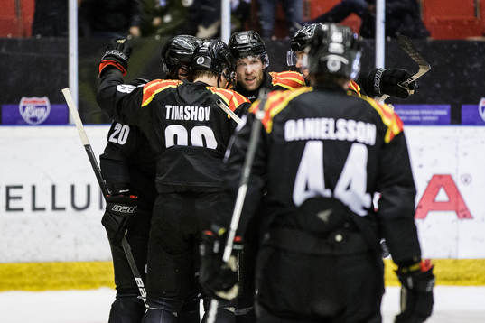 Brynäs Greg Scott jublar med lagkamrater