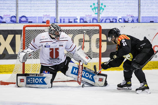 Brynäs Greg Scott gör 2-1 på Örebros målvakt Jonas