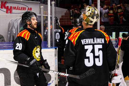 Brynäs Oula Palve och Brynäs målvakt Veini Vehviläinen