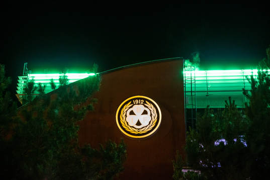 Brynäs logga på fasaden av Monitor ERP Arena