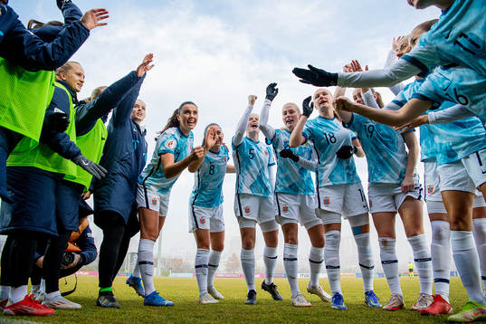 Amalie Vevle Eikeland, goalkeeper Guro Pettersen, Ingrid