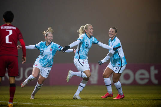 Guro Bergsvand of Norway celebrates with teammates