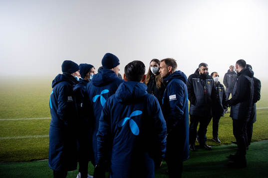 Martin Sjögren, head coach of Norway, in discussion with a