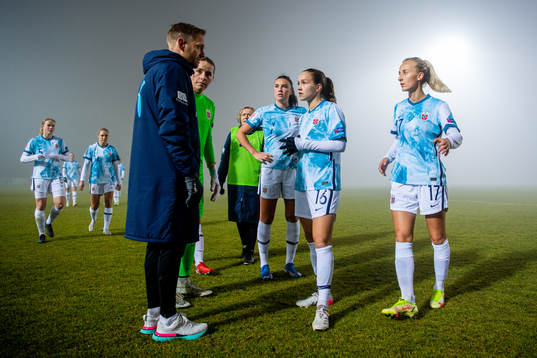 Martin Sjögren, head coach, talks to Rugile Rulyte, Ingrid