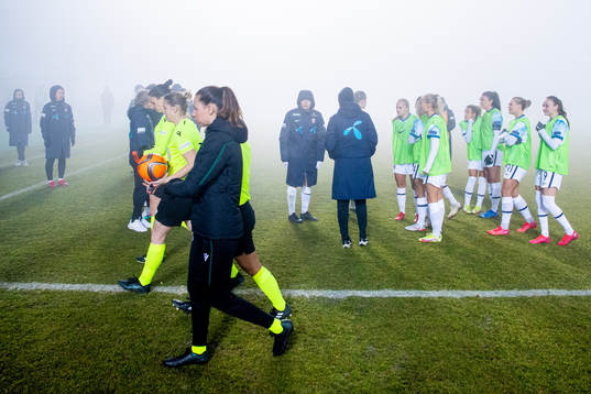 Vicotria Beyer, referee, calls off the match due to fog