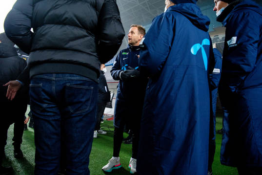 Martin Sjögren, head coach of Norway, in discussion with a
