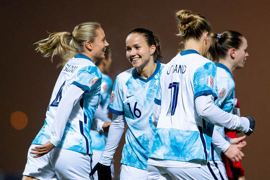 Guro Reiten and players of Norway celebrate 0-6