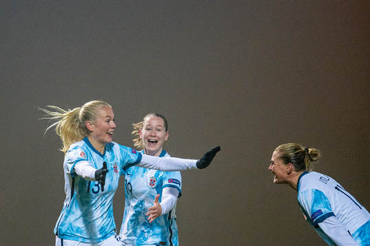Guro Bergsvand of Norway celebrates with teammates