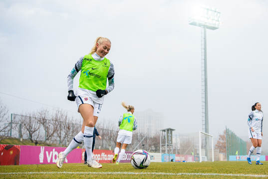Guro Bergsvand of Norway warms up