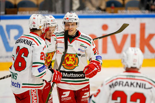 Moras Nils Thomasson jublar