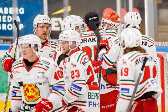Moras spelare jublar